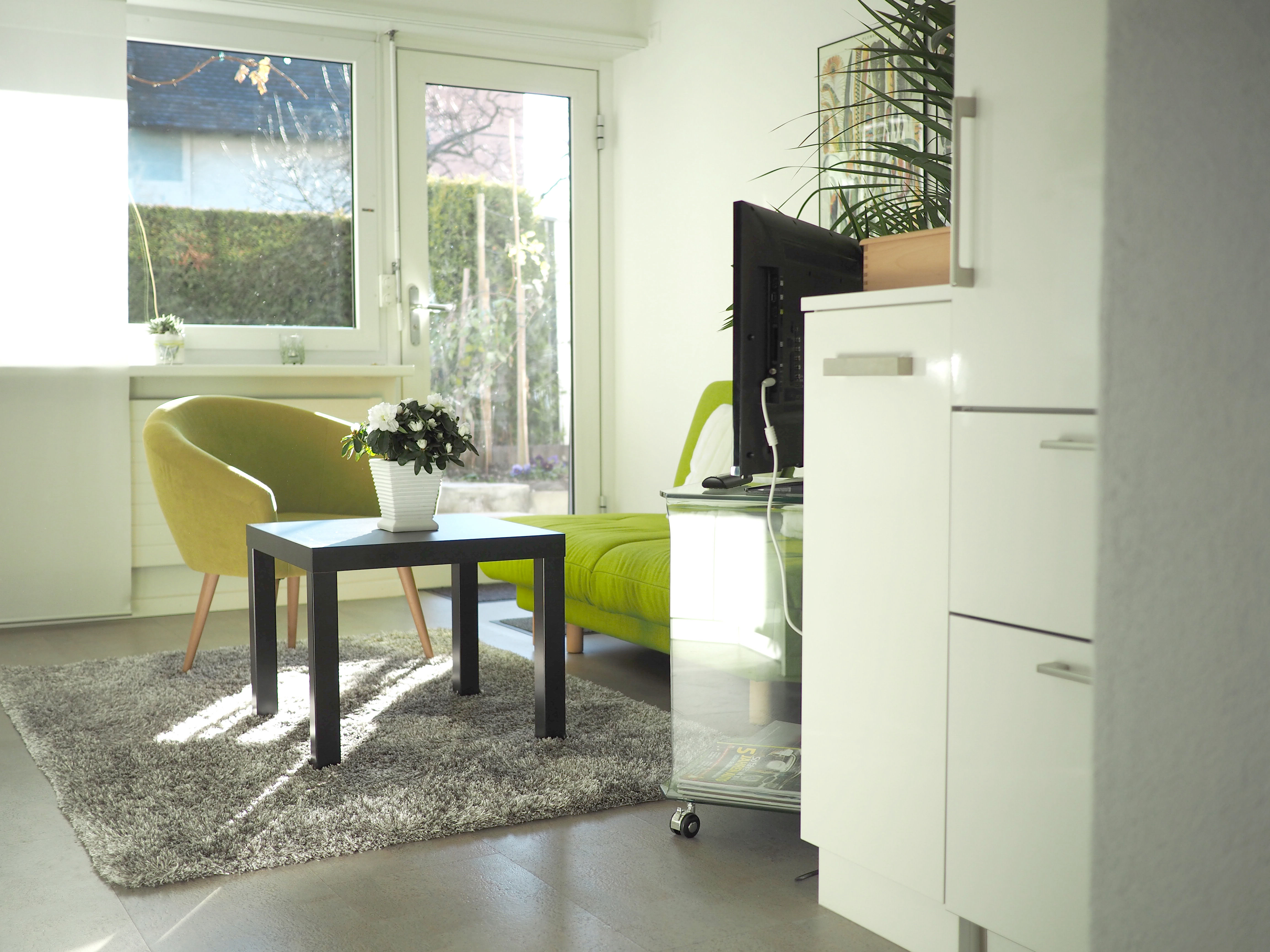 Blick vom Wohnbereich auf die Terrasse