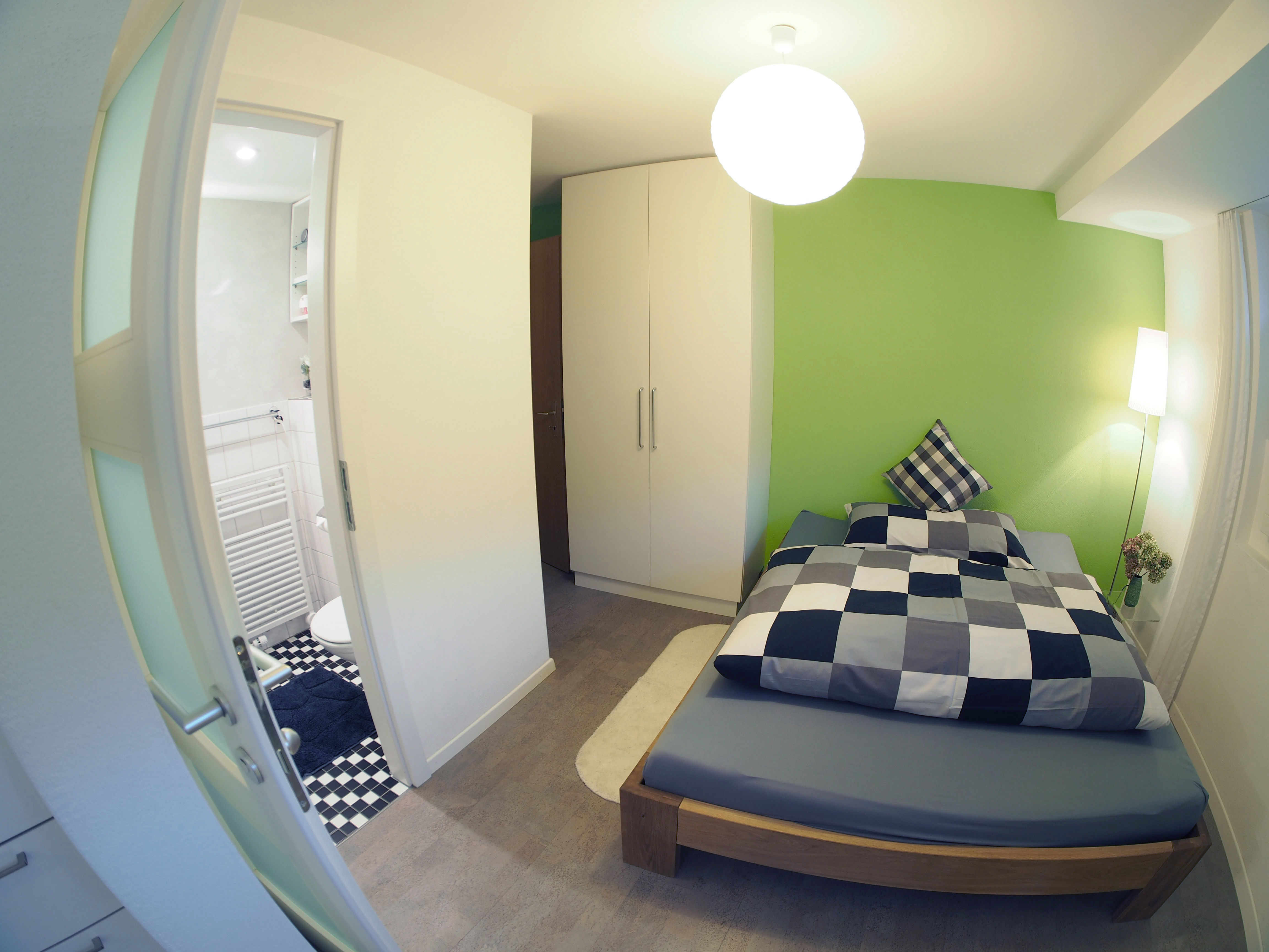 Schlafzimmer mit Bett für 2 Personen