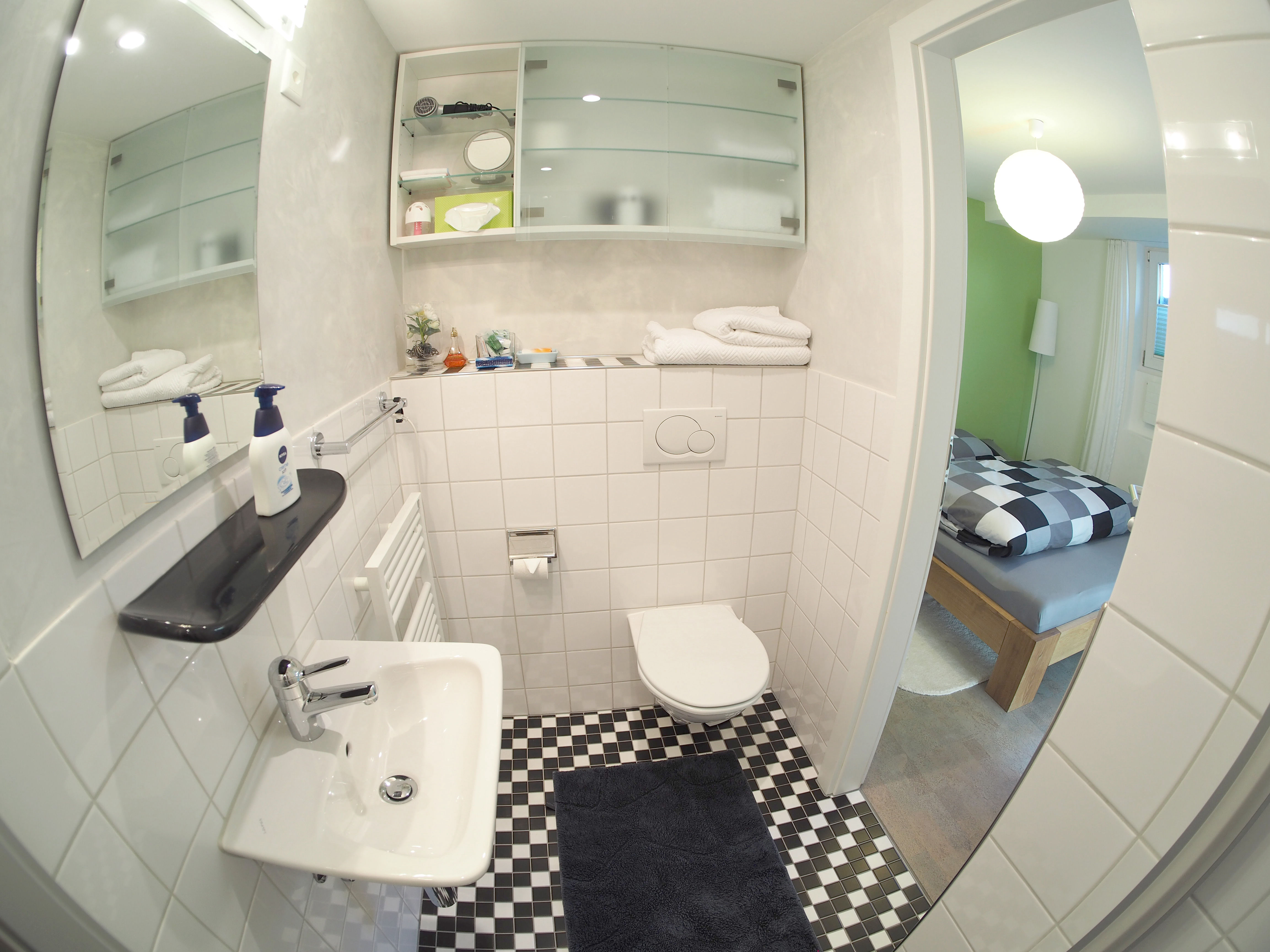 Separates Badezimmer mit WC und Dusche