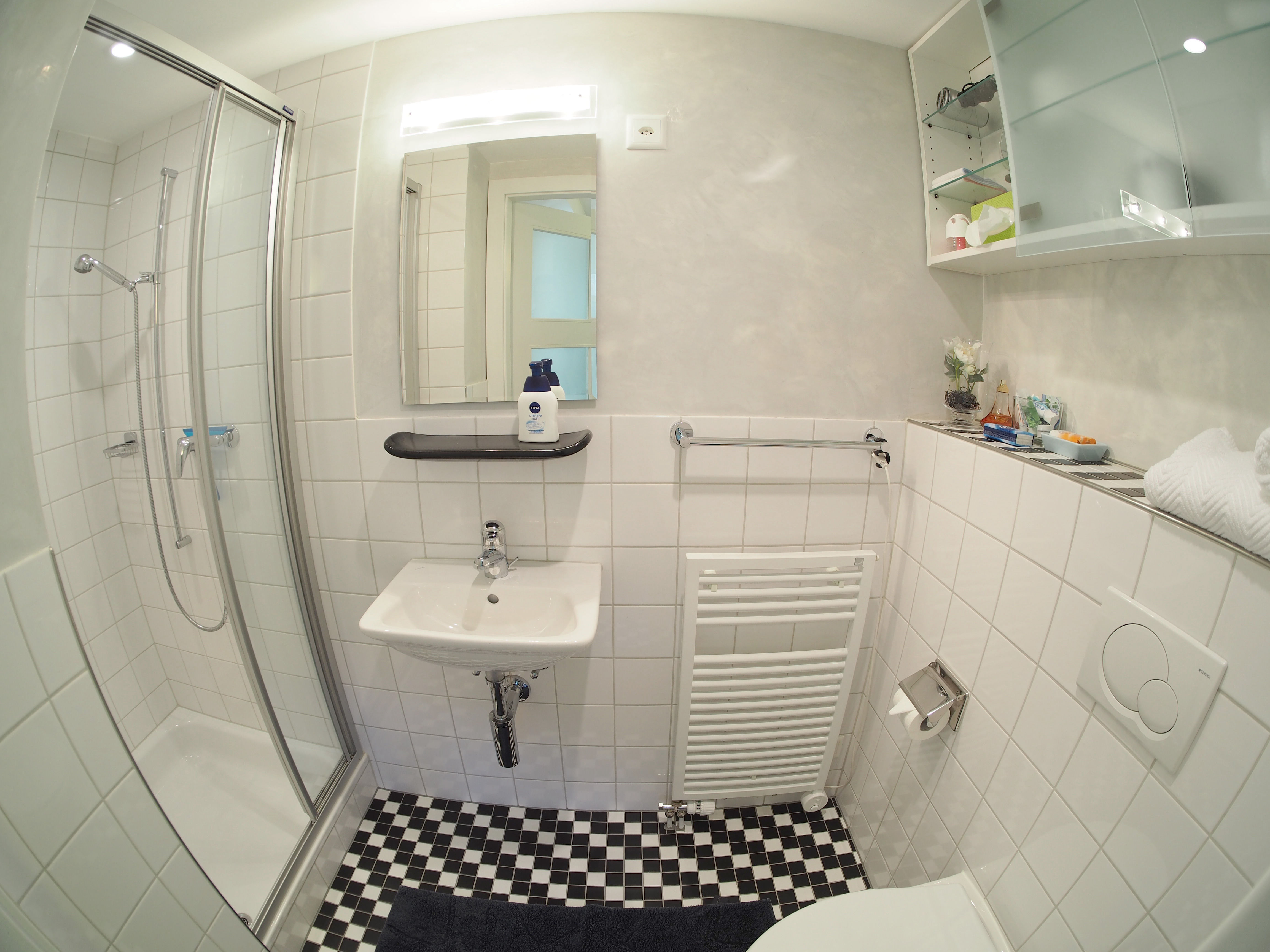 Separates Badezimmer mit WC und Dusche