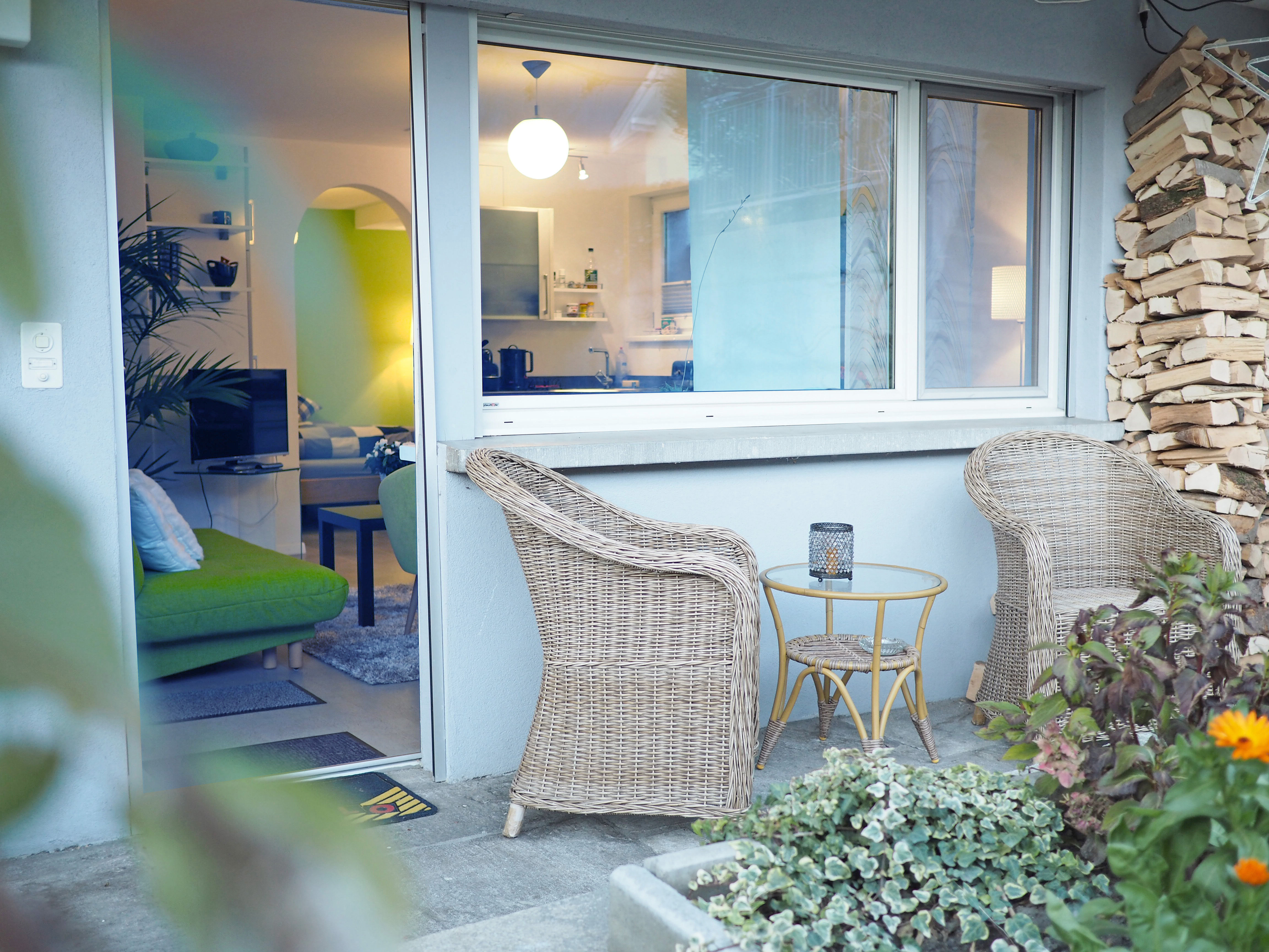 Die gemütliche Terrasse lädt zum Entspannen ein