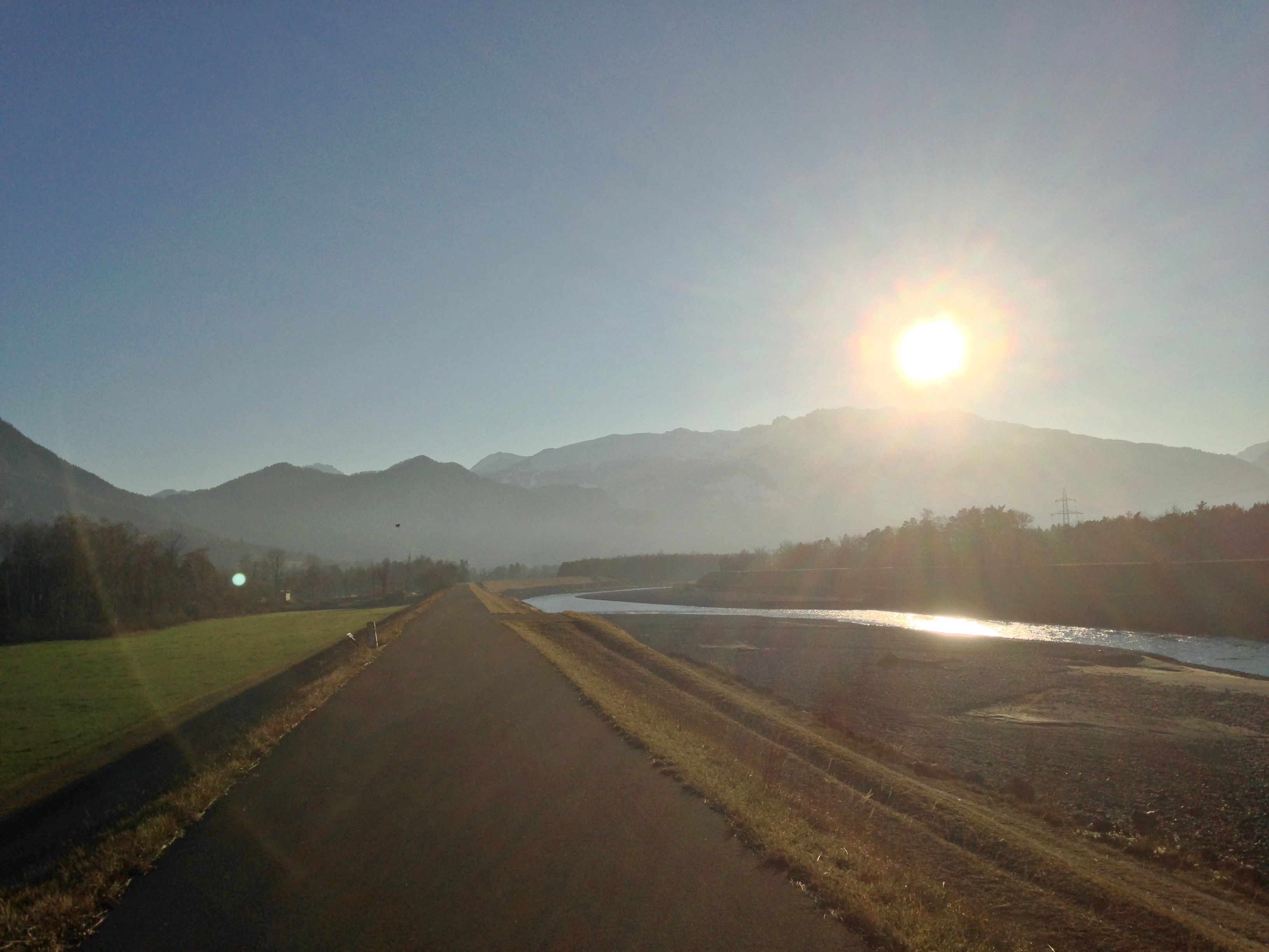 Umgebung, Rheindamm mit Blick nach Balzers